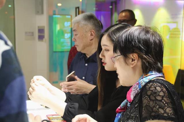 “小設(shè)計(jì)師”為觀眾講述作品背后的故事