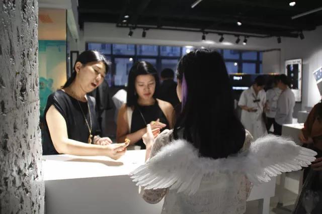 “小設(shè)計(jì)師”為觀眾講述作品背后的故事