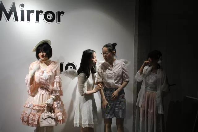 開幕式的高潮出現(xiàn)在了“現(xiàn)場最佳著裝獎”的評選