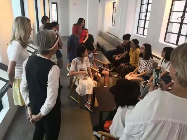 遇上了來自法國巴黎從事服裝行業的觀眾,大家一起愉快地聊天